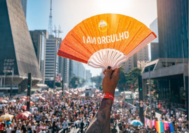 Parada do Orgulho LGBT+ leva à Avenida Paulista imensa urna 